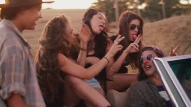 Cabrio bir mahallede oturan arkadaş Çift 