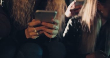 vakit basamaklarında oturan smarphones ile arkadaş 