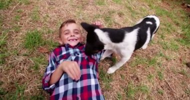 köpek kafasını tutarak ve onu okşayarak çocuk