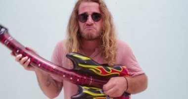 genç adam şişme gitar çalmak
