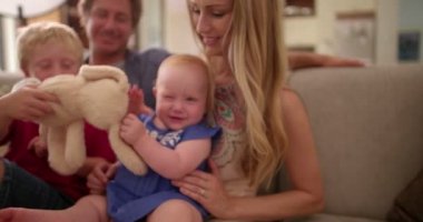 Birlikte oturma odasında kanepede oturan aile