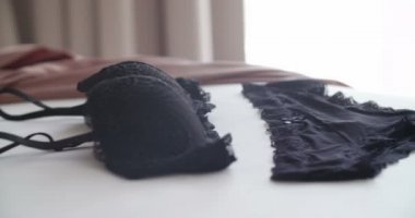 yatakta seksi siyah iç çamaşırı 