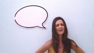Kafkas orta yaşlı kadın ile konuşma balonu