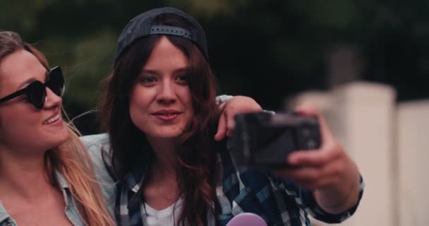 Meninas tomando uma selfie junto com skates — Vídeo de Stock