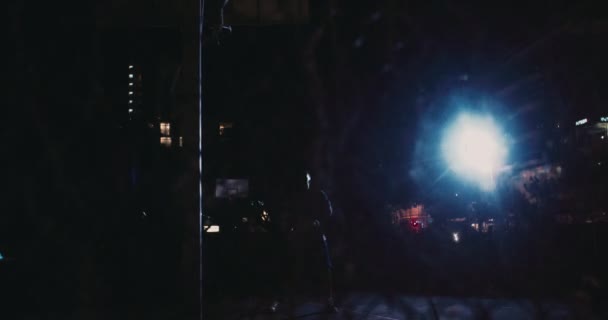 Koszykówka gracz praktykujący samotnie na dworze w nocy — Wideo stockowe