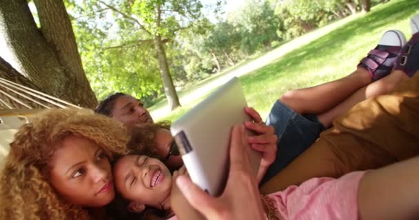 Multietniska familj njuter av varandras sällskap — Stockvideo