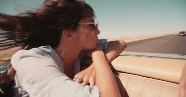 Menina goza de cabelo movido pelo vento na viagem de carro — Vídeo de Stock
