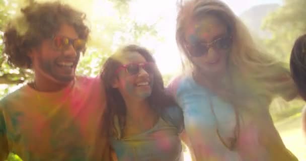 Gruppe feiert Holi-Fest im Park — Stockvideo