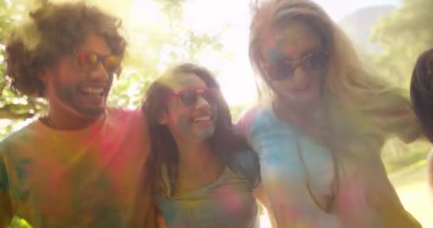 Grupp fira Holi Festival i Park — Stockvideo