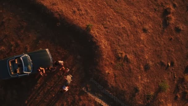 Amis faire la fête près d'une décapotable 