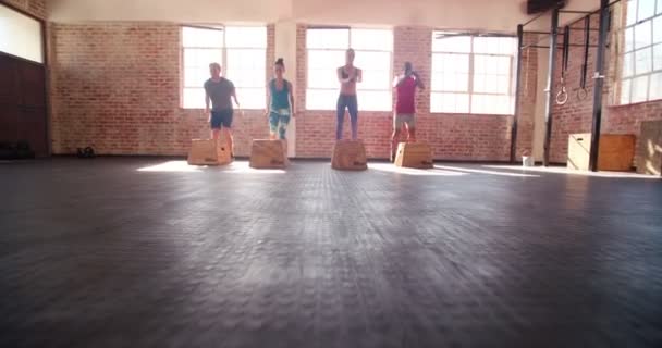 Tiener vrienden springen in een crossfit training — Stockvideo