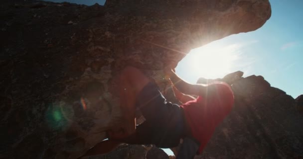 Rock klättraren hängande under extrema överhäng — Stockvideo