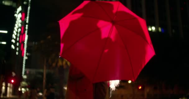 Пара поцелуев за зонтиком в городе — стоковое видео