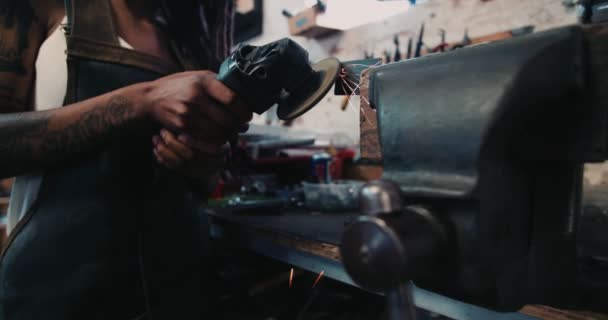 Kvinnan mekanisk slipning en bit metall — Stockvideo