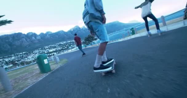 Schaatsers schaatsen Down Street op strand — Stockvideo