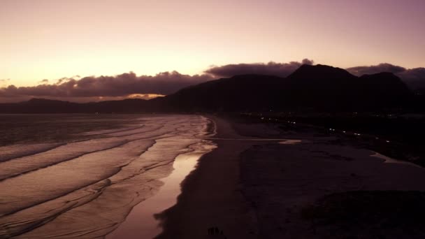 Luftaufnahme eines Strandes bei Sonnenuntergang — Stockvideo