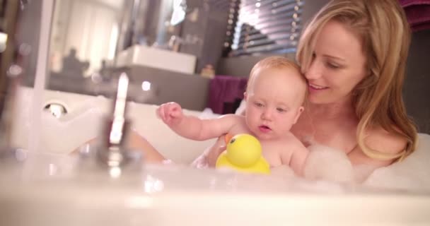 Mãe toma banho de bolha com a filha infantil — Vídeo de Stock