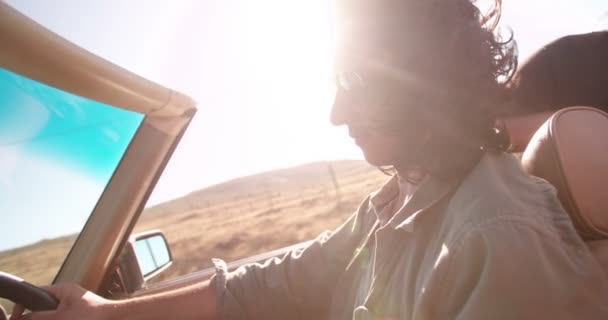 Homem dirigindo um conversível e gosta de viagem de carro — Vídeo de Stock