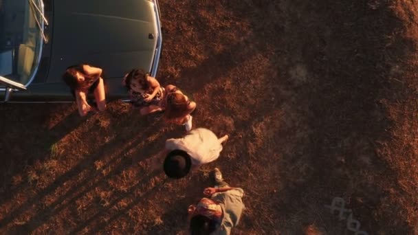 Amis faire la fête en plein air un soir d'été 