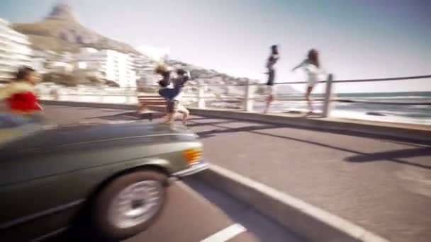 Друзі на літній дорозі з кабріолетом — стокове відео