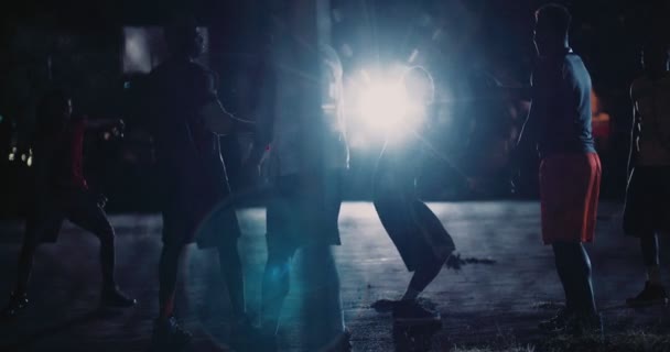 篮球运动员在夜间在球场上玩耍 — 图库视频影像