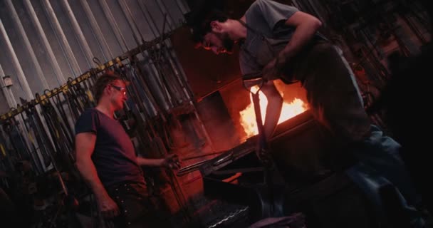 Εργάζονται στη βιομηχανία μετάλλων σφυρηλάτηση σιδήρου στο καμίνι σιδηρουργού — Αρχείο Βίντεο