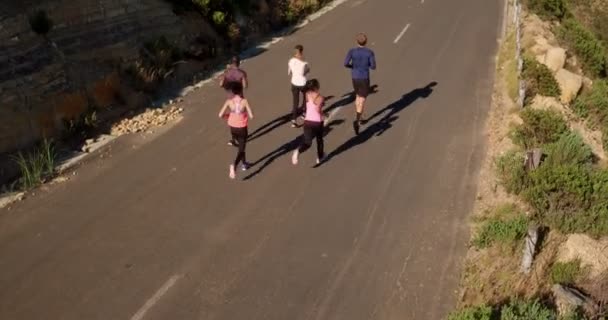 Gruppe von Athleten gibt High Five nach einem Lauf — Stockvideo
