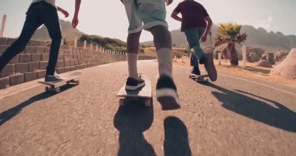 Skaters πατινάζ κάτω δρόμο στην παραλία — Αρχείο Βίντεο