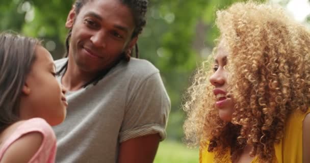 Afro-amerikansk familj spendera kvalitetstid — Stockvideo