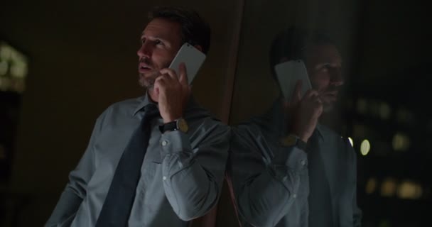 バルコニーで電話で話している成熟したビジネスマン — ストック動画