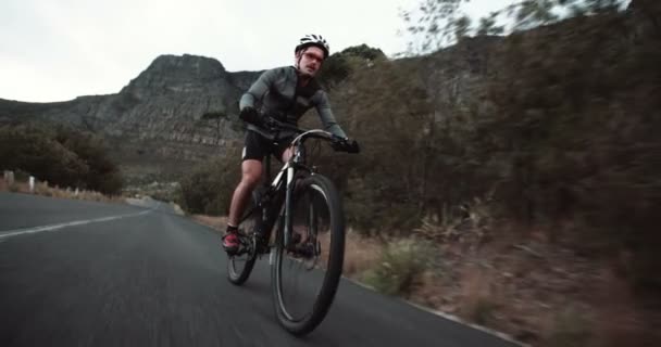 Ciclista de corrida ao longo da estrada de montanha — Vídeo de Stock