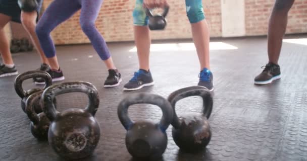 Kettlebells på crossfit träning — Stockvideo