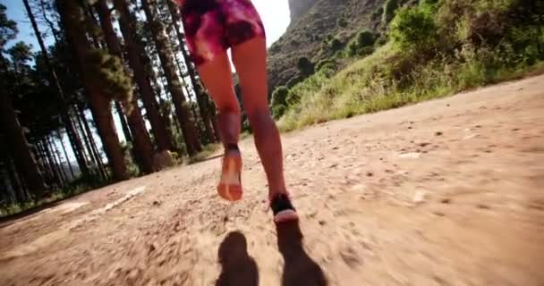 Atleta correndo em uma estrada de terra de montanha — Vídeo de Stock