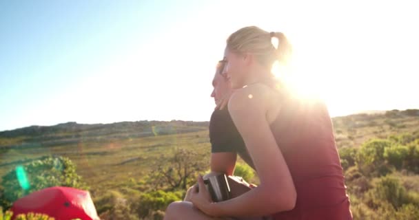 Camping paar kijken naar berg — Stockvideo