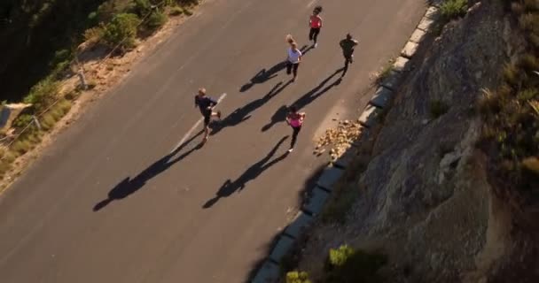 Atletas adolescentes corriendo al aire libre — Vídeos de Stock