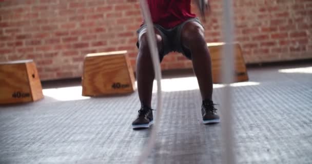 Hombre haciendo ejercicio de cuerda de batalla en el entrenamiento crossfit — Vídeos de Stock