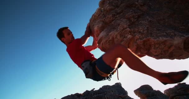 Extrema livre escalada homem pendurado na rocha — Vídeo de Stock