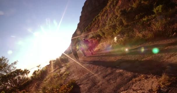 Amigos alegres corriendo al aire libre — Vídeos de Stock