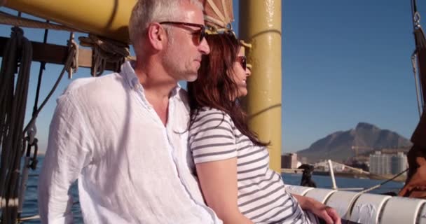 Couple profitant d'une croisière en yacht ensemble — Video