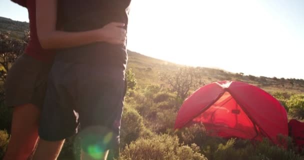 Casal olhando para o nascer do sol pela manhã e beber café — Vídeo de Stock