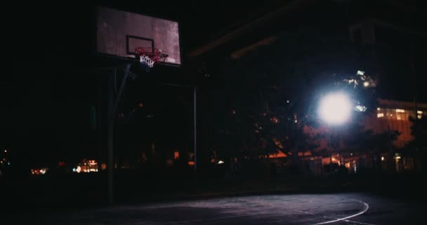 Empty Inner-City Cancha de Baloncesto en la Noche — Vídeo de stock
