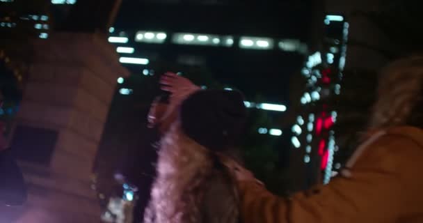 Hipster vrienden lopen op de avond in de stad — Stockvideo