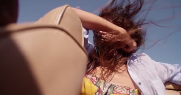 Dziewczyna cieszy się włosów przenoszone przez wiatr na podróż — Wideo stockowe
