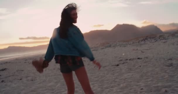 Amigos disfrutando de correr en la playa al atardecer — Vídeos de Stock