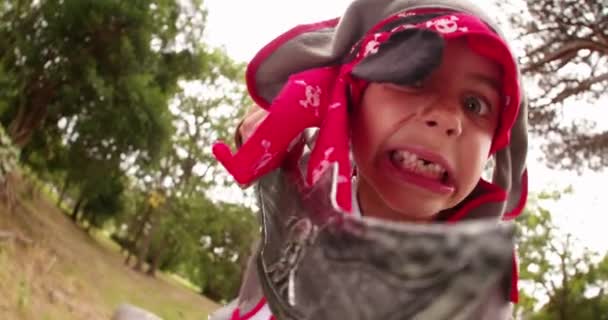 Pirata niño juguetonamente luchando con su sable — Vídeo de stock