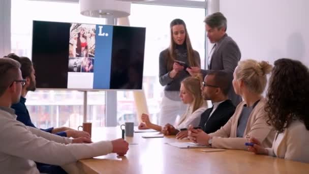 Equipo de negocios discutiendo inicio en la oficina — Vídeos de Stock