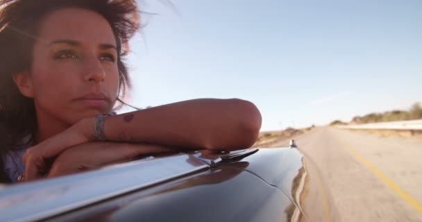 Chica al aire libre con coche descapotable al atardecer — Vídeo de stock