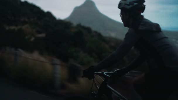 Side shot van fietser in beweging silhouet — Stockvideo