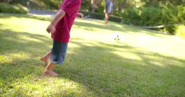 Pai e menino jogando bola no jardim — Vídeo de Stock