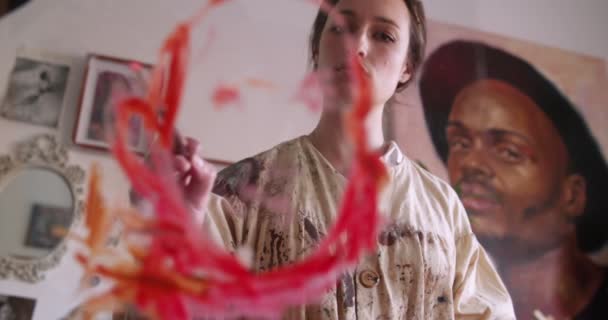 Peinture d'artiste avec pinceau fin dans son atelier — Video
